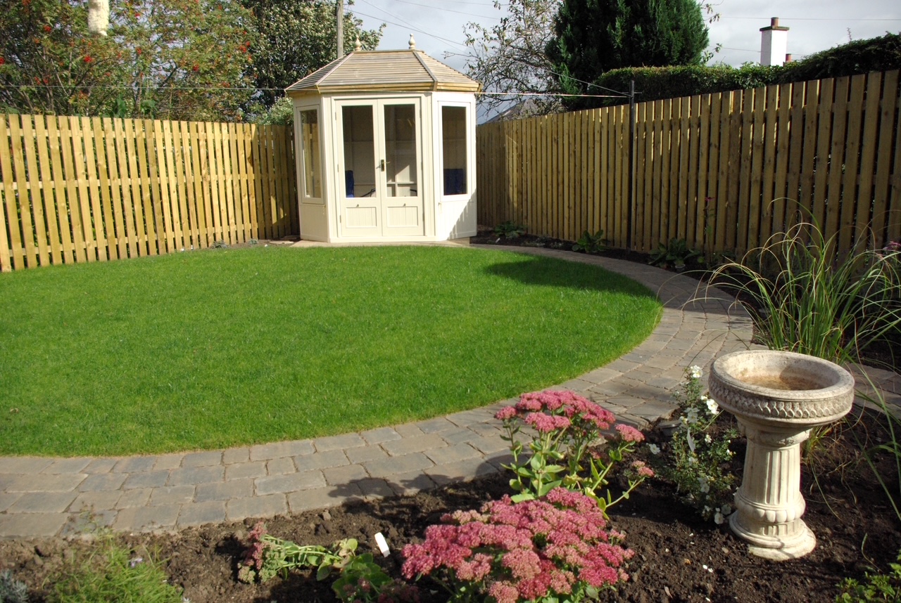Circular lawn garden with summerhouse, block paving and bird bath - Edinburgh