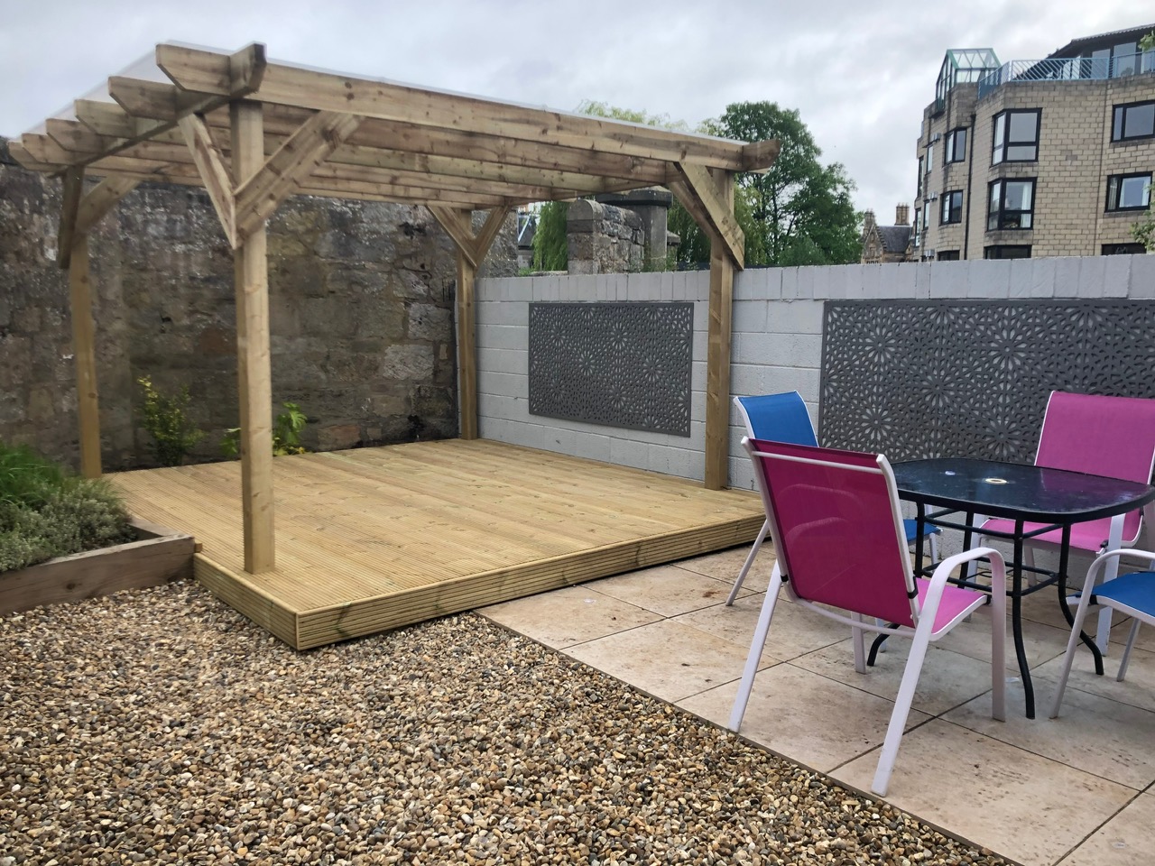 Timber decking with pergola, sandstone patio and laser-cut wall panels - Edinburgh